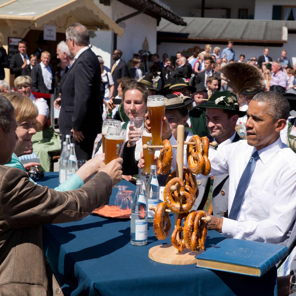 Angela Merkel y el Presidente Obama brindan cerveza de trigo Karg.